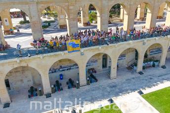 Maltalingua students waving from the Upper Barrakka, Valletta