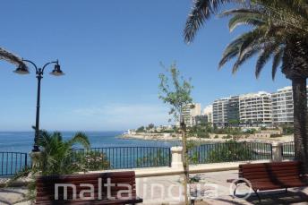 Exiles Bay promenade in Sliema is a 5 minute walk from the school.